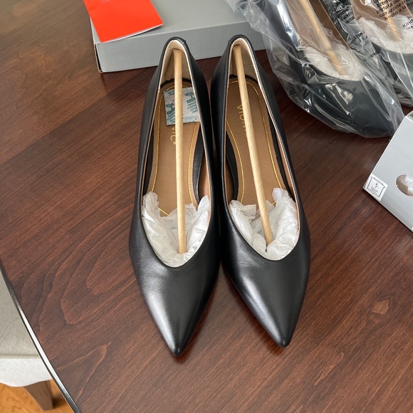 Vionic black kitten heels “Josie” New in box - Picture 1 of 5